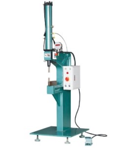 如何選擇無鉚釘鉚接機(jī)廠家及品牌?